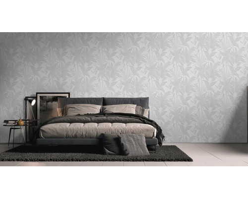 Sovrum med säng och mönstrad tapet