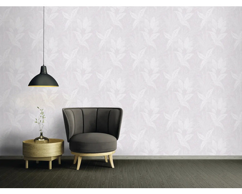 Vardagsrum med blommönstrad tapet, fåtölj, sidobord och taklampa