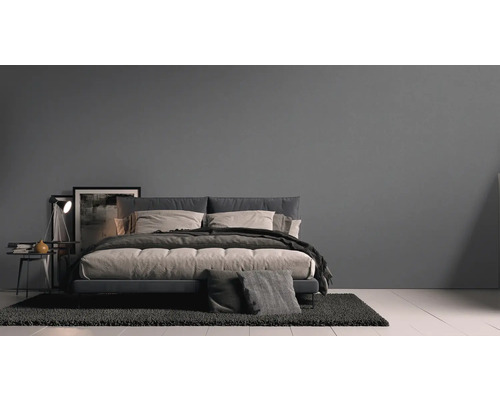 Sovrum med dubbelsäng, nattduksbord och matta