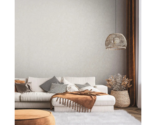 Vardagsrum med soffa, kuddar, pläd, lampa och dekoration i mysig design.