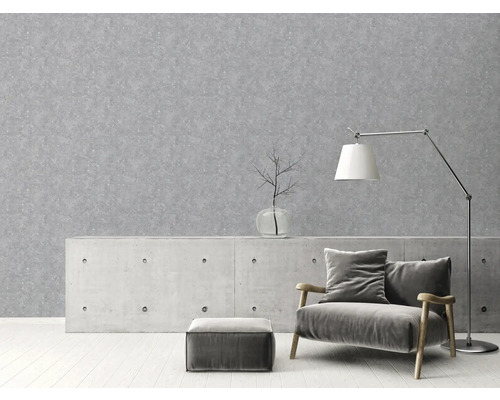 Grå tapet i vardagsrum med fåtölj, golvlampa och sidobord