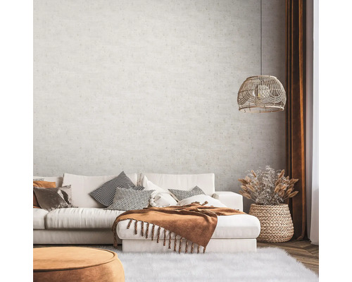 Vardagsrum med vit soffa, kuddar, filt, rottingkorg och hänglampa i bohemisk stil.