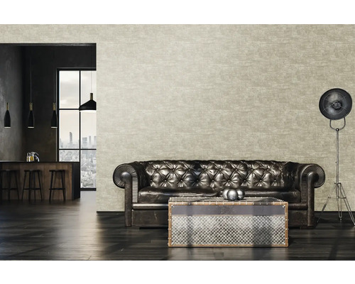 Vardagsrum med lädersoffa, soffbord och golvlampa framför en mönstrad tapet