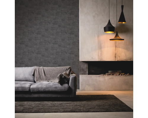 Vardagsrum med soffa, matta, tapet, öppen spis och pendellampor