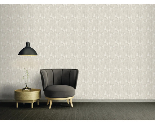 Vardagsrum med mönstrad tapet, fåtölj, sidobord och hänglampa