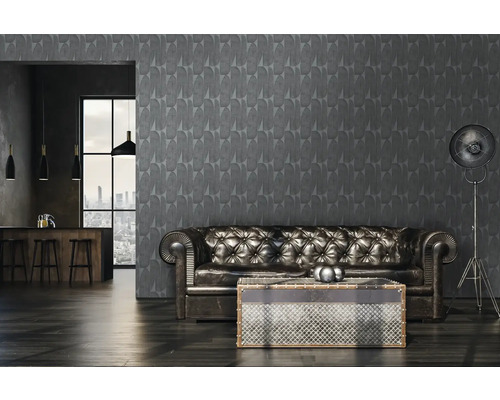 Interiör av ett vardagsrum med en grå mönstrad tapet, en lädersoffa och en golvlampa