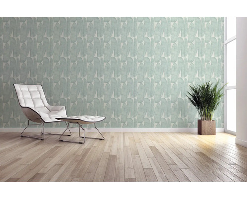 Rumsdesign med geometrisk tapet, fåtölj och krukväxt