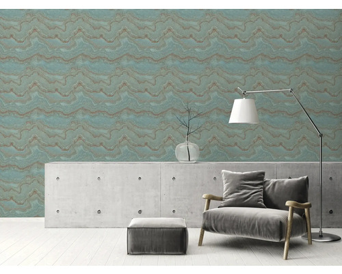 Vardagsrum med marmortapet, fåtölj och golvlampa