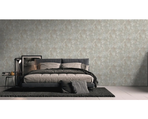 Sovrum med säng, sängbord, lampa och mönstrad tapet