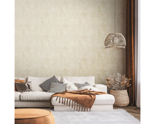 Vardagsrum med vit soffa, kuddar, filt, lampa och dekoration