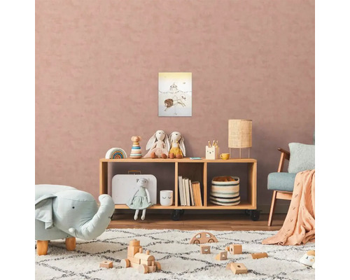 Barnrum med leksaker, trähylla och en bild på väggen