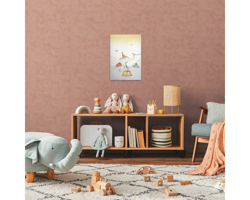 Barnrum med hyllor, leksaker och en elefantbild