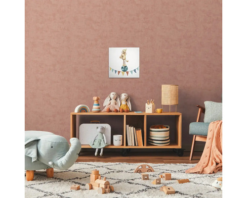 Barnrum med trähylsa, leksaker och en inramad bild av en cirkushund på en boll