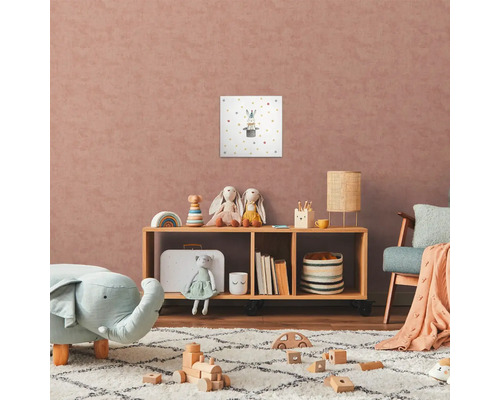 Barnrum med trähylla, leksaker och väggmålning med kaninmotiv