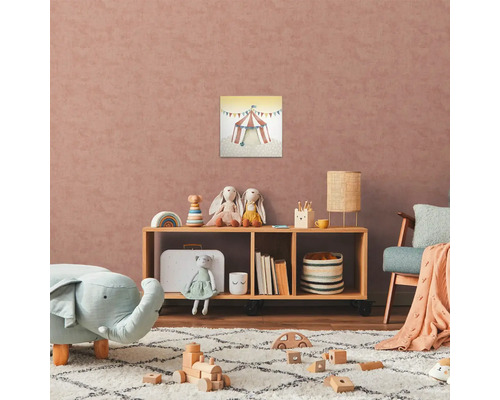 Barnrum med trähylsor, leksaker och cirkustältbild