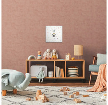 Barnrum med hylla, leksaker och en bild av en kanin i en hög hatt