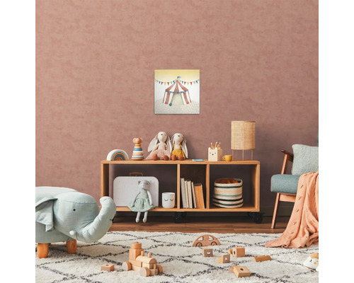 Barnrum med cirkusbild, leksaker och trämöbler för en ljus och organiserad atmosfär.