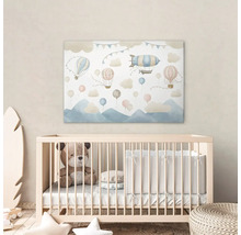 Barnrum med spjälsäng och väggdekoration med ballonger, luftskepp och moln