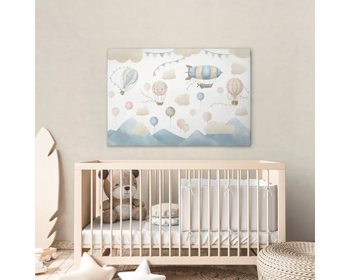 Barnrum med spjälsäng och väggdekoration med ballonger, luftskepp och moln