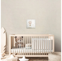 Målad duk med luftballong ovanför en spjälsäng