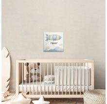 Barnrum med väggmålning av ett luftskepp ovanför en spjälsäng