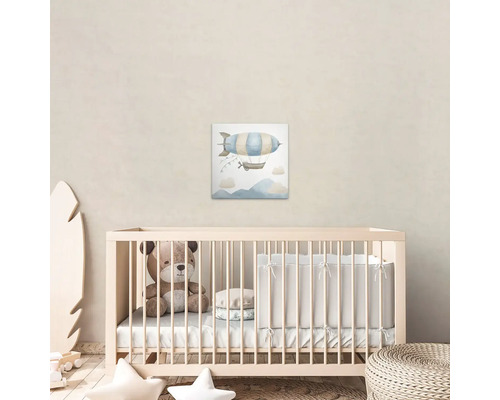 Barnrum med väggmålning av ett luftskepp ovanför en spjälsäng