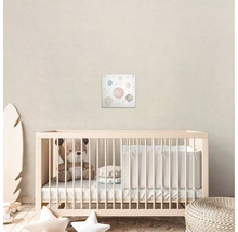 Babyrum med spjälsäng, dekoration och väggmålning med ballongmotiv