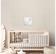 Barnrum med spjälsäng, nallebjörn och väggmålning med luftballongmotiv