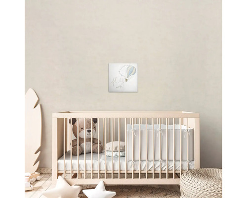 Barnrum med spjälsäng, nallebjörn och väggmålning med luftballongmotiv