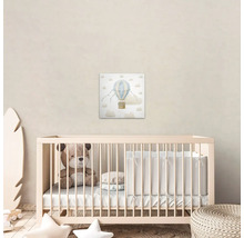 Barnrum med spjälsäng, nallebjörn och väggmålning med motiv av luftballong