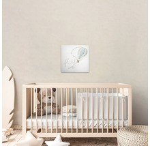 Babyrum med spjälsäng och väggdekoration med en luftballong