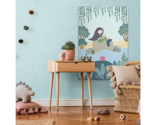 Barnrum med träbyrå och väggbild av en sjöjungfru