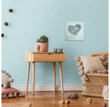 Barnrum med sidobord i trä, dekoration och väggmålning