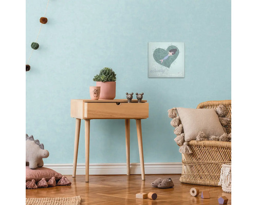 Barnrum med sidobord i trä, dekoration och väggmålning