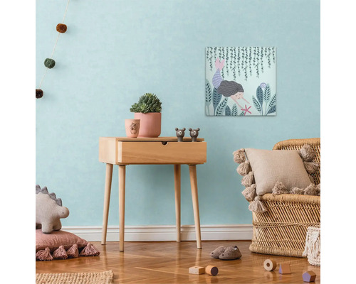 Barnrum med träbord, dekorationer och väggmålning med sjöjungfrutema.