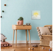 Barnrum med träbyrå, dekoration och väggmålning med sol bakom moln