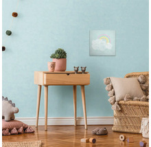 Barnrum med träbyrå, fåtölj och väggdekoration med regnbågsmotiv