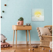 Ljust barnrum med trämöbler, dekorationer och väggmålning