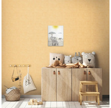 Barnrum med träskåp, dekorativa kuddar i djurform och en inramad bild av en elefantfamilj under ett träd