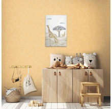 Dekorativt barnrum med en giraffmålning ovanför en byrå med leksakskuddar