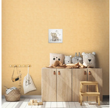 Dekorerat barnrum med skåp, leksaker och en bild av en elefantmamma och ett barn på väggen