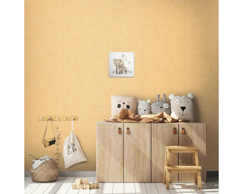 Dekorerat barnrum med skåp, leksaker och en bild av en elefantmamma och ett barn på väggen
