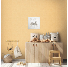 Barnrum med dekorationer, inklusive en zebraväggmålning, gosedjur, en byrå och en pall.