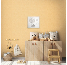 Dekorerat barnrum med ett skåp, kuddar, leksaker och en inramad väggmålning med texten Pappa och jag.