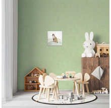 Barnrum med väggmålning av ett lodjur, bord och stolar