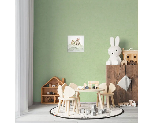 Barnrum med kaninbild, träbord och stolar, leksakshylla och dekorationer