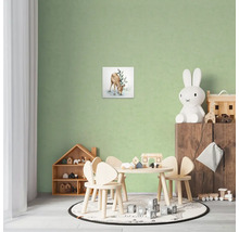 Barnrum med träbord, stolar och en väggmålning med ett rådjur.