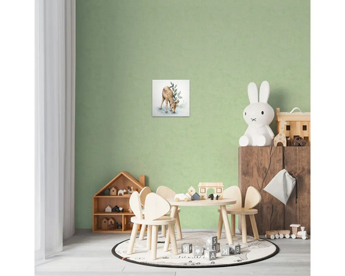 Barnrum med träbord, stolar och en väggmålning med ett rådjur.