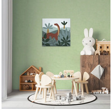 Barnrum med träbord, stolar, leksaker och en dinosauriebild på väggen