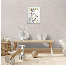 Barnrum med alfabet väggkonst, träbord, leksaker och boll